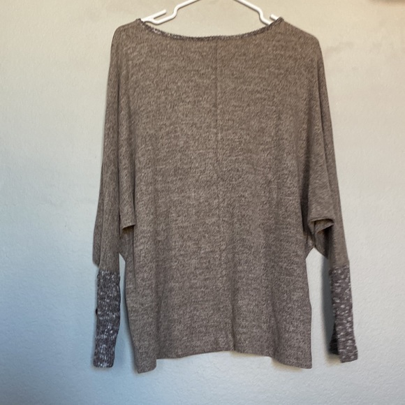 **BRAND NEW** Long sleeve tee - Picture 3 of 4